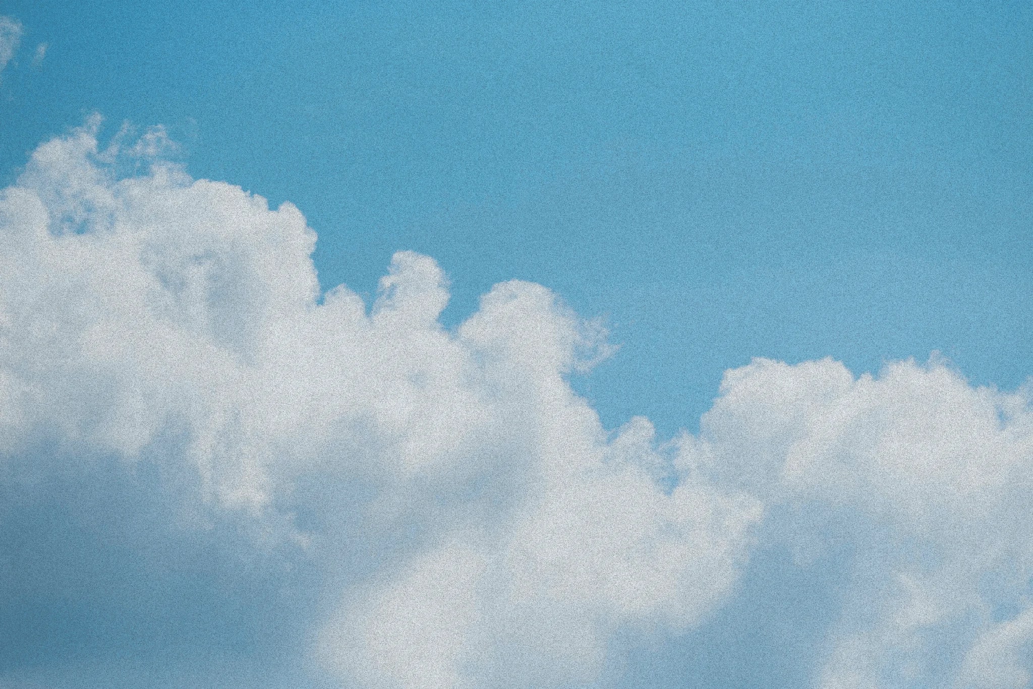 Nubes blancas sobre un cielo azul luminoso
